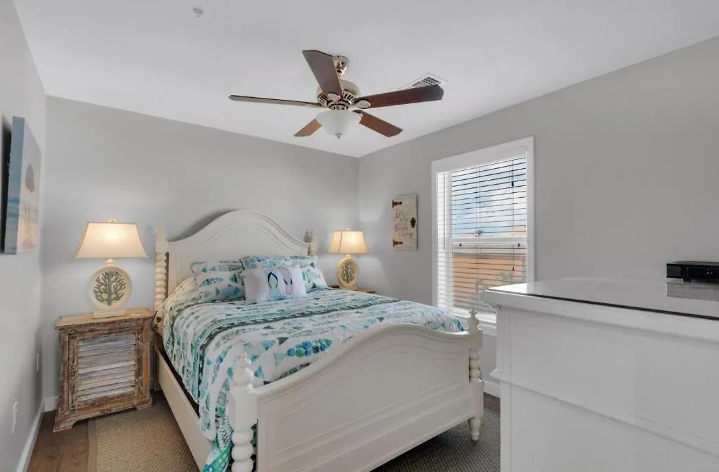 Remodeled 3 Bedroom Beach Condo - In The Heart Of Destin! Holiday home Destin