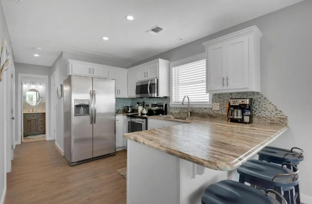 Remodeled 3 Bedroom Beach Condo - In The Heart Of Destin! Holiday home